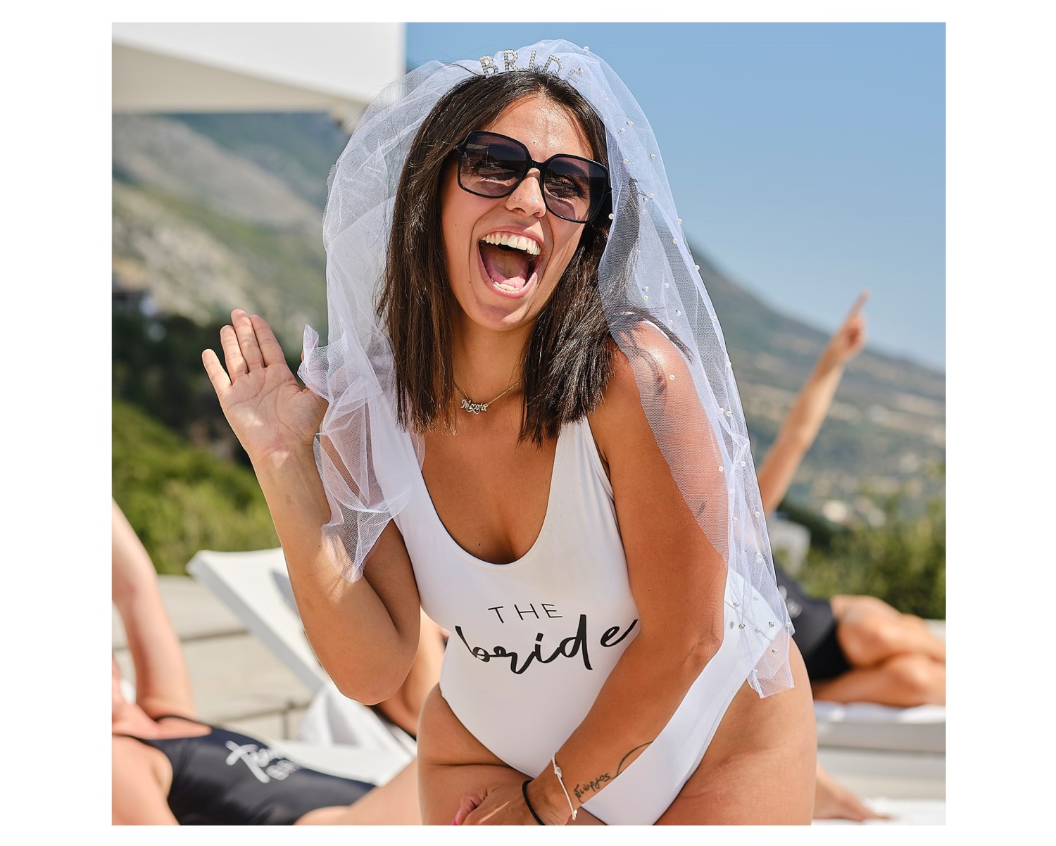 Bride στέκα με πέρλες και πέπλο για μπατσελορέτ πάρτυ