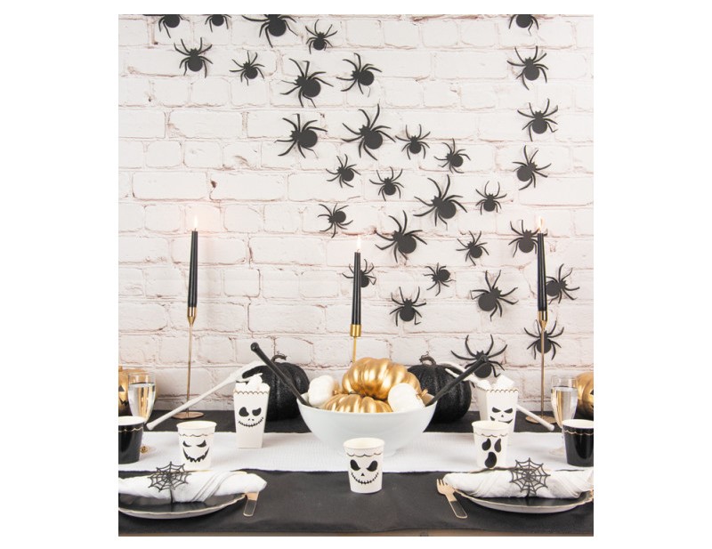 Διακοσμητικές μαύρες αράχνες για τον τοίχο σε πάρτυ με θέμα το Halloween