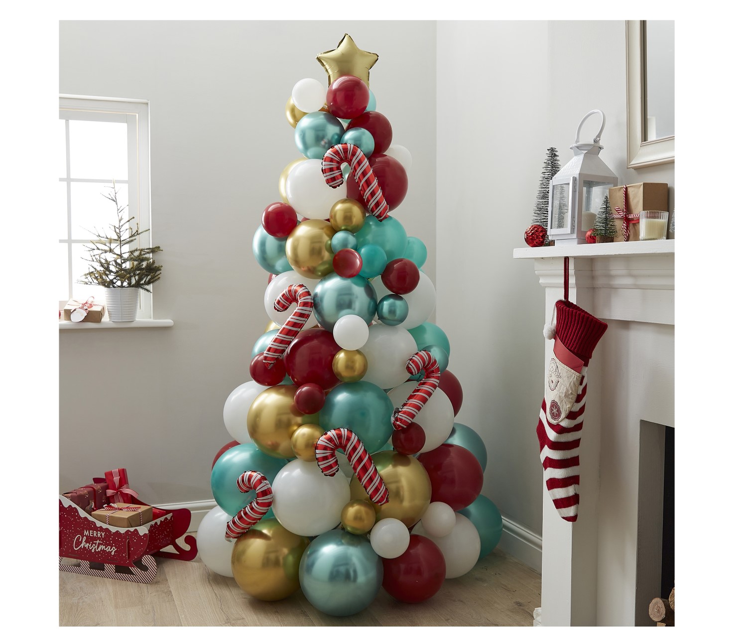 DIY σύνθεση με μπαλόνια για τα Χριστούγεννα με το Χριστουγεννιάτικο δέντρο στολισμένο με γλυφιτζούρια