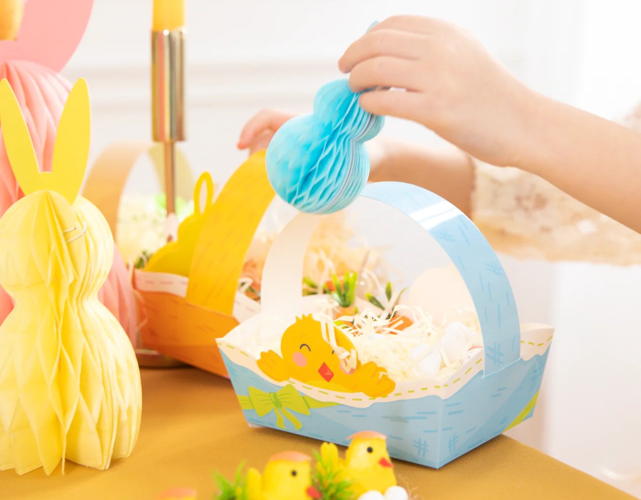 Γαλάζιο χάρτινο DIY καλαθακι για το Πάσχα με σχέδιο το κοτοπουλάκι