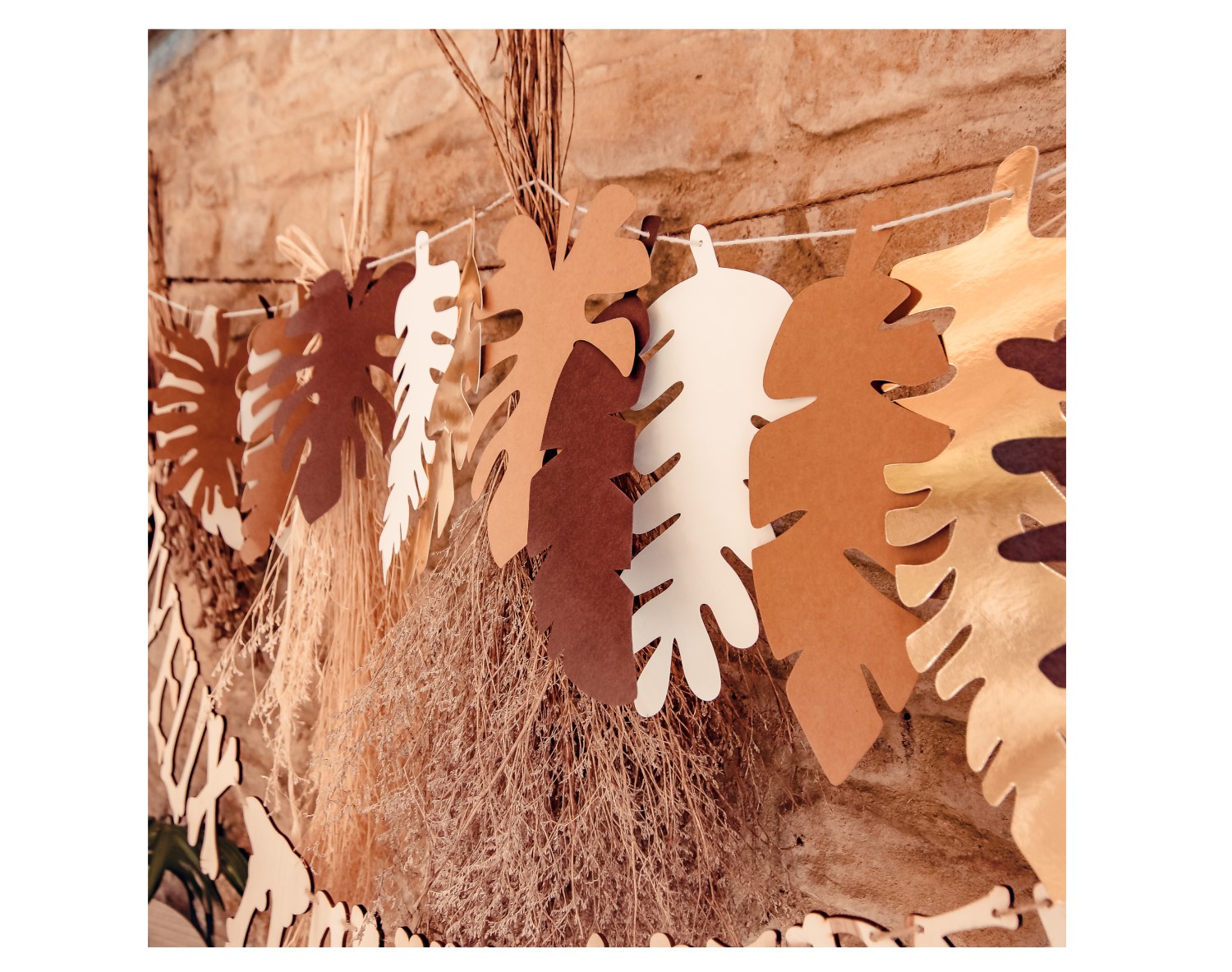Πολυτελής χάρτινη γιρλάντα για διακόσμηση σε πάρτυ με φύλλα σε γήινες αποχρώσεις