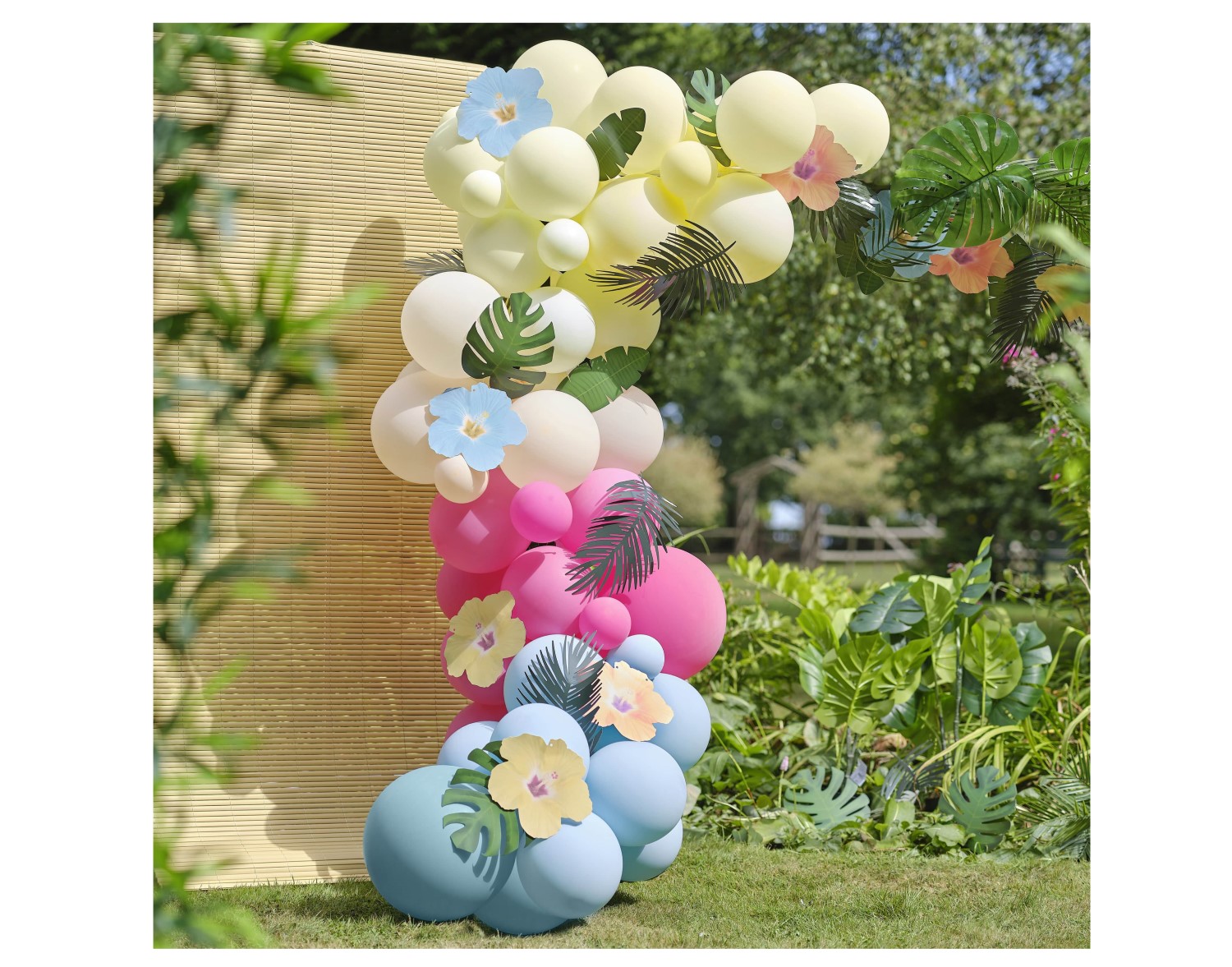DIY σετ με λάτεξ μπαλόνια και διακοσμητικά cutouts για να φτιάξετε την γιρλάντα.