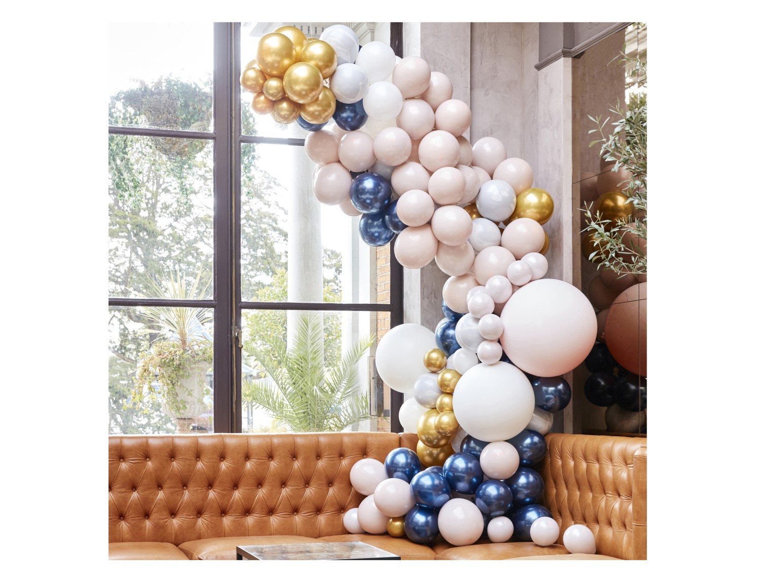 DIY γιρλάντα με μπαλόνια λάτεξ σε marble, μπλε, σομόν, άσπρο και χρυσό χρώμα