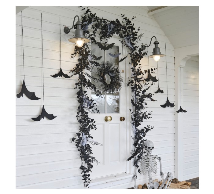 Σετ διακόσμησης για Halloween πάρτυ με τεχνητή μαύρη γιρλάντα ευκάλυπτου και μαύρες νυχτερίδες