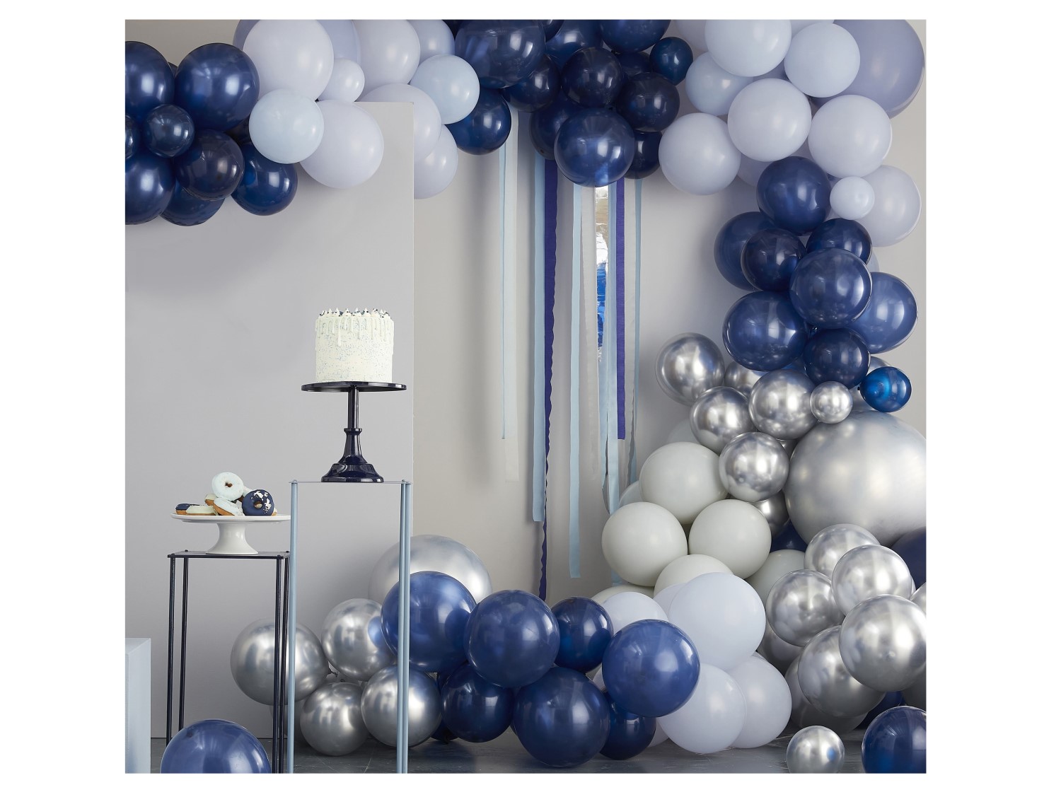 Μικρά λάτεξ μπαλόνια σε μπλε, γαλάζιο και γκρι χρώμα για διακόσμηση σε πάρτυ