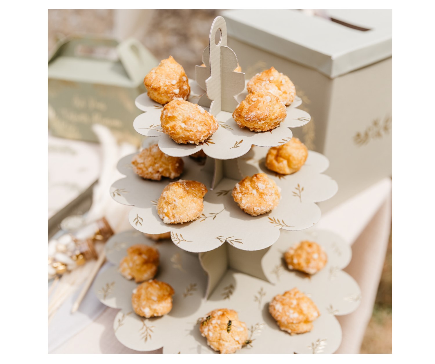 Αξεσουάρ για πάρτυ σταντ για cupcakes στο πράσινο χρώμα της ελιάς