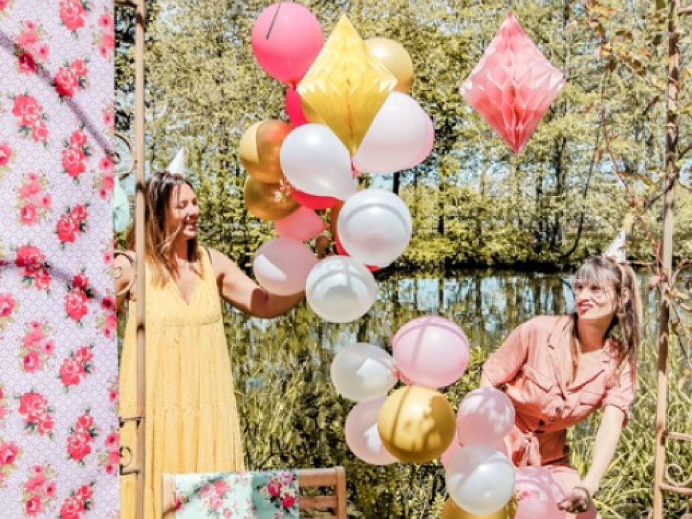 Ροζ και Χρυσή Γιρλάντα με Μπαλόνια με Λουλούδια Παιωνίας, Γυψόφιλο και Ευκάλυπτο