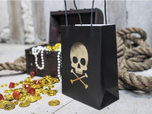 black-paper-bags-with-gold-foiled-skull-for-pirate-and-halloween-theme-party-913105