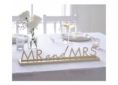 Mr and Mrs Metallic Table Sign in Gold Color (7,5cm x 42,5cm)