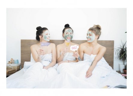 Σετ με photo props για πάρτυ με θέμα το SPA