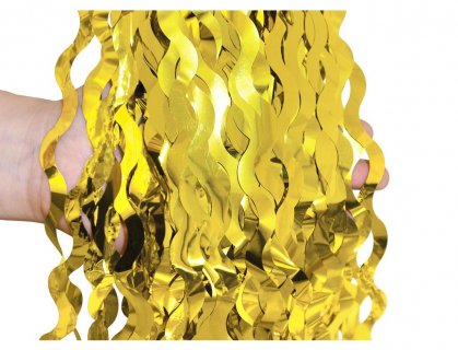 Decorative foil curtain in wavy shape and in gold color