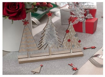 Ξύλινο διακοσμητικό για τα Χριστούγεννα με τα έλατα στολισμένα με κόκκινα αστέρια