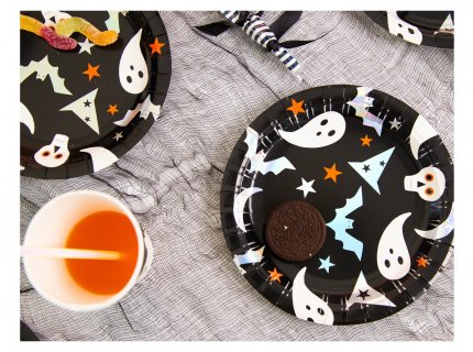 Black paper plates with ghosts and stars print for a Halloween theme party