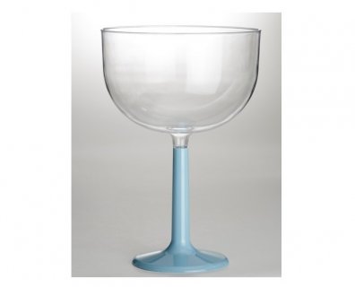 Γαλάζια ψηλή βάση με την διάφανη κούπα του κρασιού