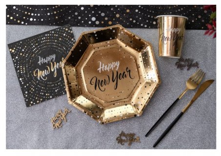 Large paper plates in hexagonal shape and in gold metallic color for the New Year's Eve party