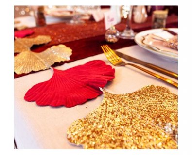 Γιρλάντα με φύλλα γκίνγκο σε κόκκινο και χρυσό χρώμα για διακόσμηση σε πάρτυ