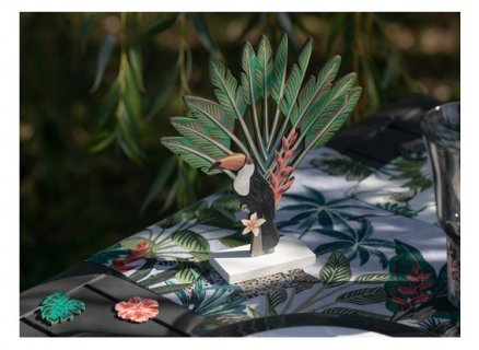 Wooden centerpiece table decoration for a tropical and parrots theme party