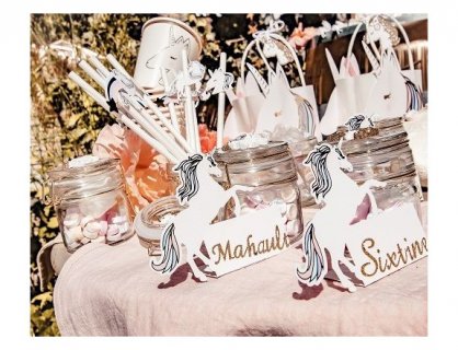 Deluxe paper place cards with Unicorn theme