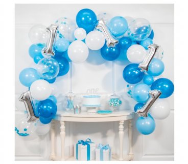 Blue latex balloon garland for a first birthday party decoration