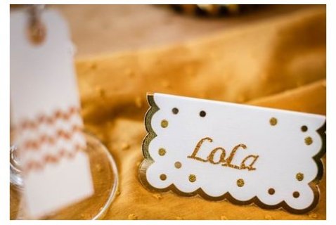 Place cards in white color with gold dots for the table