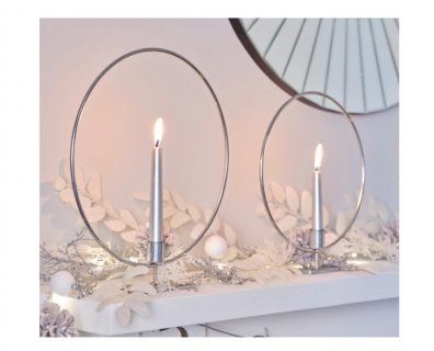 Round shaped metallic candle holders in silver color