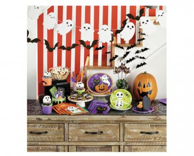 Large paper plates from the Halloween pals party collection