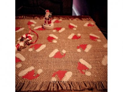 santa-hats-hessian-table-runner-for-christmas-party-decoration-91192