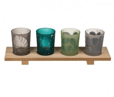 Decorative natural colored wooden plate with tealight holders for a tropical theme party decoration