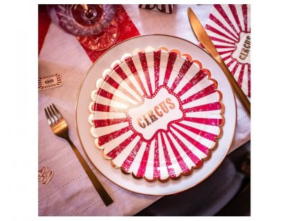Large paper plates for a circus theme party in vintage style