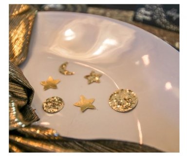 Χρυσά κομφετί για το τραπέζι με δερμάτινη υφή με θέμα τα αστέρια και τα μισοφέγγαρα
