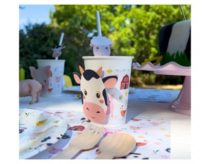 Paper cups for a Farm animals party theme