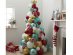 DIY σύνθεση με μπαλόνια για τα Χριστούγεννα με το Χριστουγεννιάτικο δέντρο στολισμένο με γλυφιτζούρια
