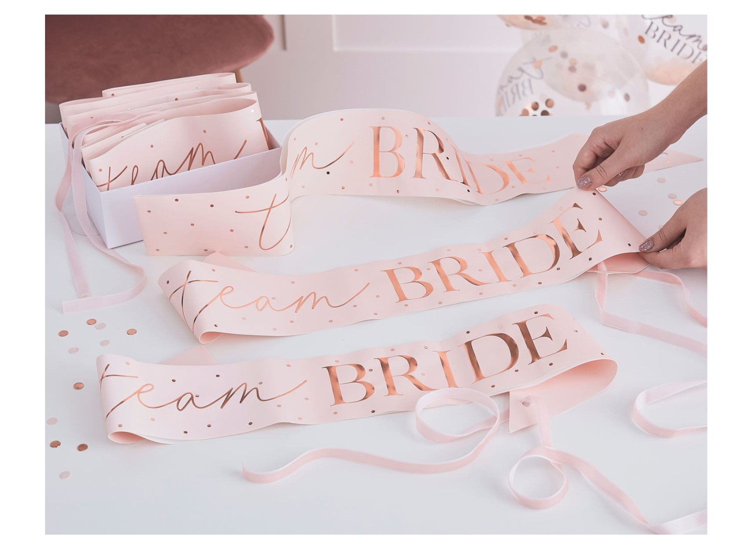 Ροζ κορδέλςς με ροζ χρυσό τύπωμα Bride to Be για τις φίλες της Νύφης