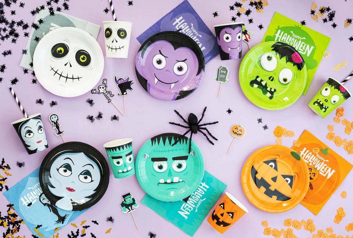 Μικρά χάρτινα πιάτα για Halloween πάρτυ με σχέδιο τα τερατάκια του.