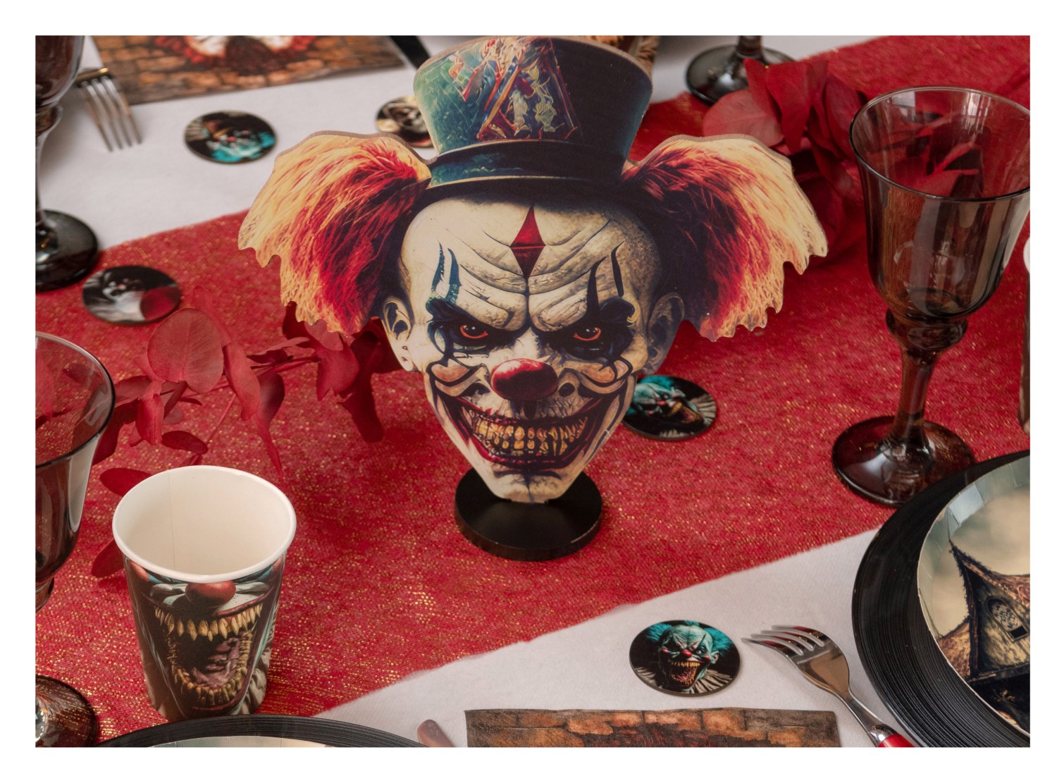 Ξύλινο διακοσμητικό για το Halloween τραπέζι με θέμα τον τρομακτικό κλόουν