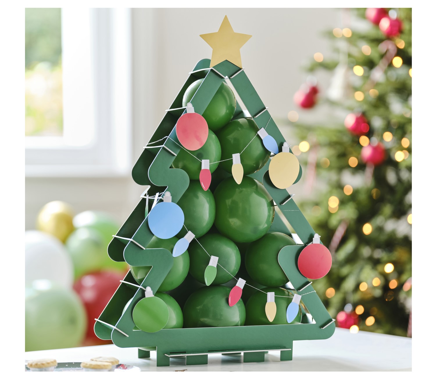 Μωσαϊκό με μπαλόνια σε σχήμα Χριστουγεννιάτικου δέντρου για τα Χριστούγεννα